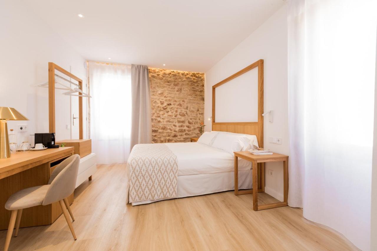 Deluxe Double Room Balcony,1465869503:JPEG